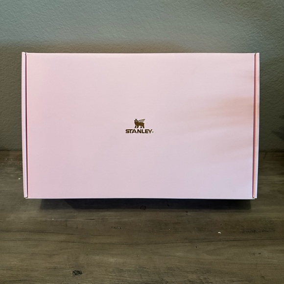 Sale! Stanley The Valentine's Day Pink Velvet Cake 30oz Tumbler - Picture 2 of 9